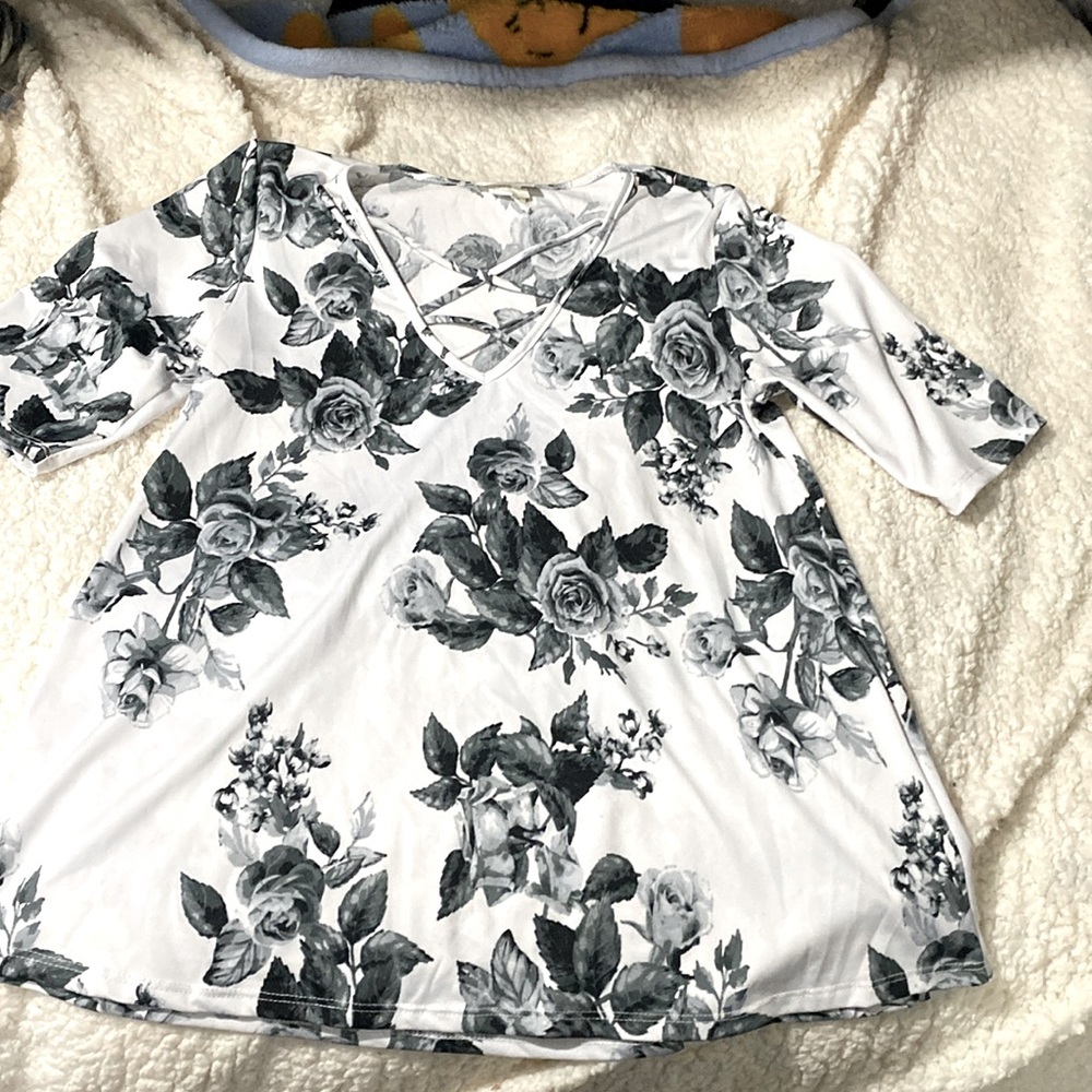 shirt,the brand is evelie
